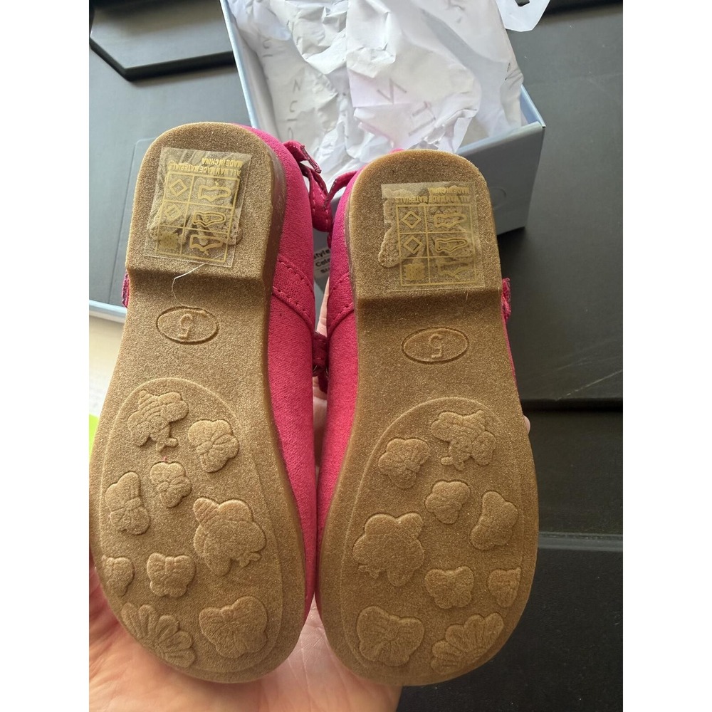 Girls Fuchsia Mary Jane Flats Size 5 with Bow Strap - Picture 2 of 3